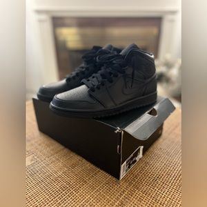 Air Jordan 1 Mids ‘TRIPLE BLACK’